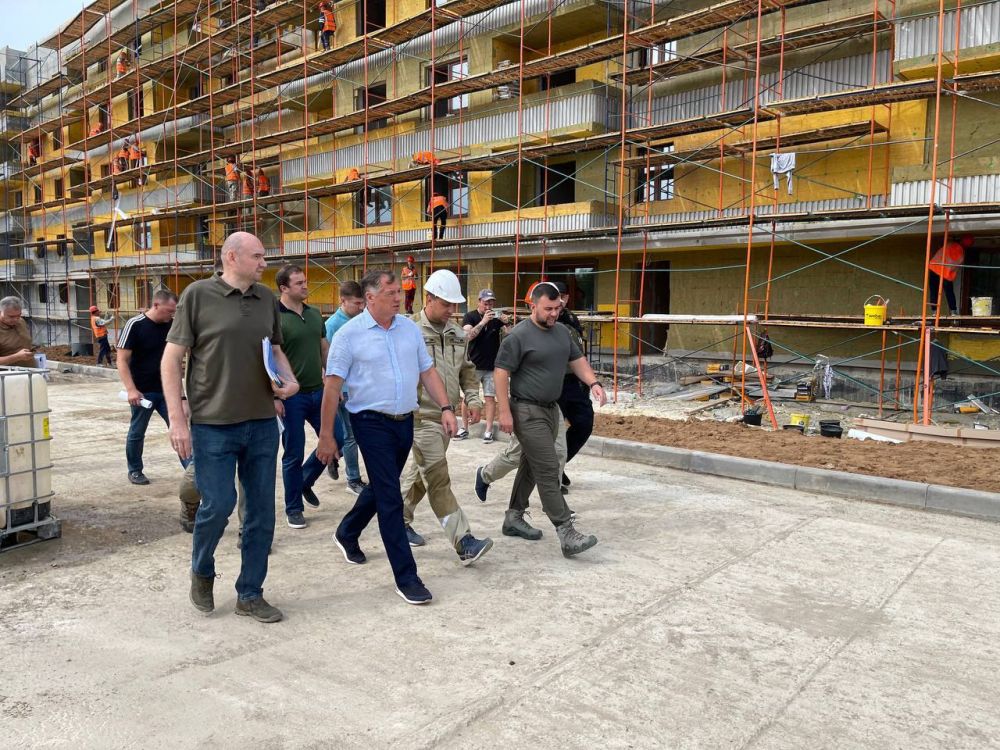 Марат Хуснуллин посетил строительные площадки Мариуполя