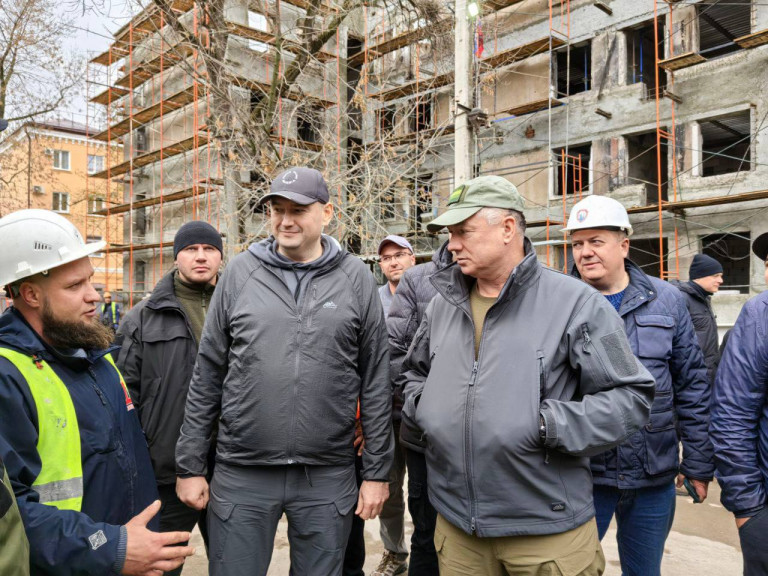 Заглавное фото – Марат Хуснуллин проверил, как идёт процесс восстановления разрушенного жилья в Мариуполе.