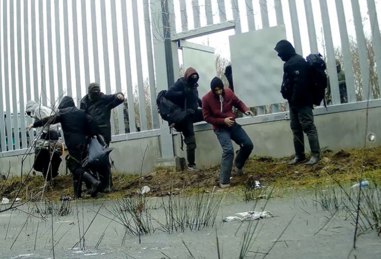 На заглавном фото: Через такие калитки поляки выгоняют беженцев в Белоруссию, а порой и подкидывают трупы. Источник – Белтелерадиокомпания