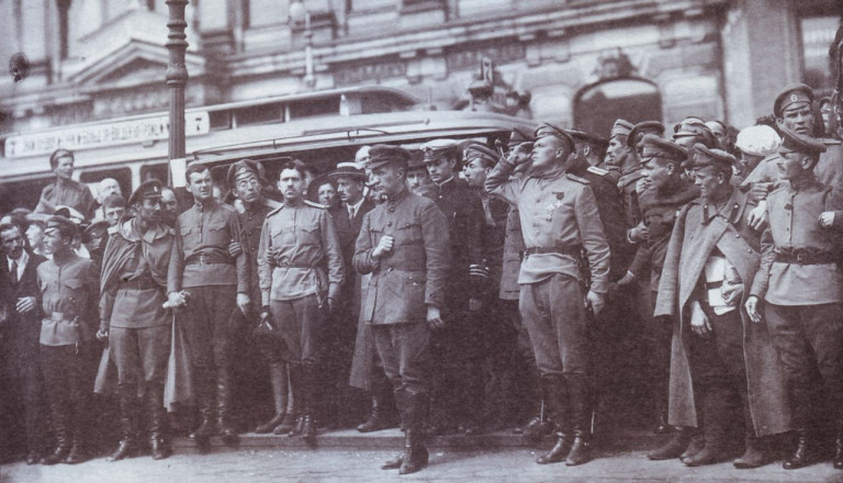 На заглавном фото: А. Ф. Керенский на торжественных похоронах казаков. Разнообразие знаков отличия указывает на общее падение дисциплины в Русской армии.