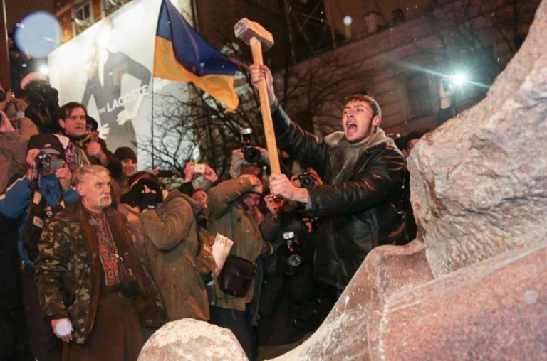 На заглавном фото: «Идентичные украинцы» расчленяют памятник В.И. Ленину в Киеве во время так называемого евромайдана, хотя именно большевиков они должны были  благодарить – и за «коренизацию», и за территориальные подарки…