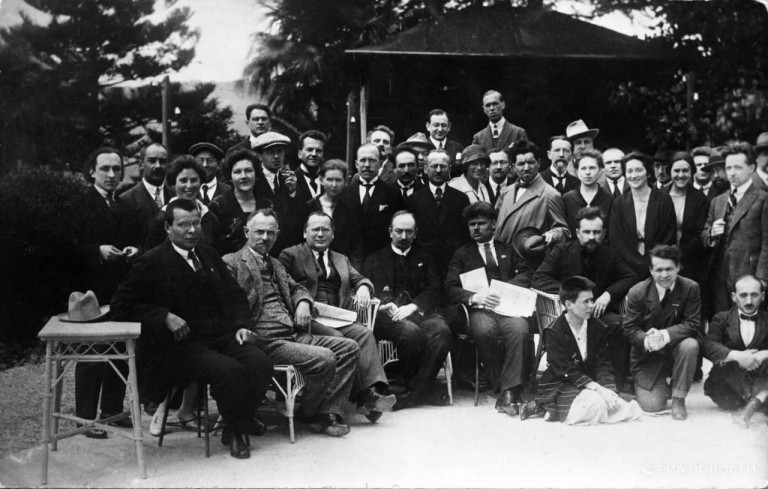 Заглавное фото: Делегация РСФСР на Генуэзской конференции. В центре – нарком Чичерин.