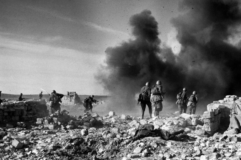 Заглавное фото. Контратака бойцов Крымского фронта в мае 1942 года.