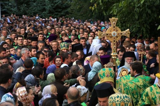 Тысячи православных богомольцев приветствуют патриарха Александрийского Феодора II