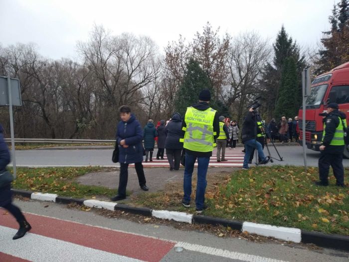 Ровенские медики перекрыли трассу Киев-Чоп, требуя выплаты зарплаты