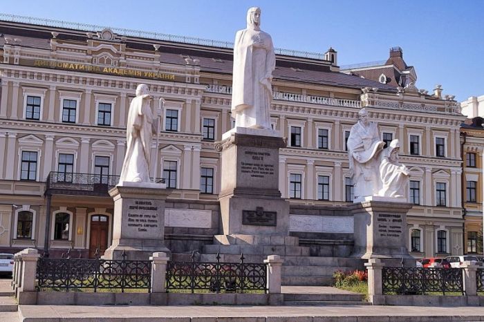 Памятник княгине Ольге, апостолу Андрею Первозванному и братьям Кириллу и Мефодию в Киеве