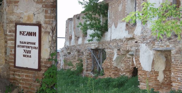 Разрушенные постройки монастыря в начале 1990-х годов. Фото автора.