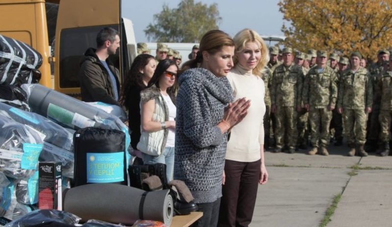 В 2014 году Марина Порошенко привезла «атошникам» тёплую одежду – семья президента уже тогда знала, что им придётся зимовать в окопах