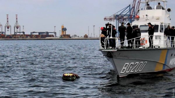 Спуск цветов в воду в память о погибших моряках