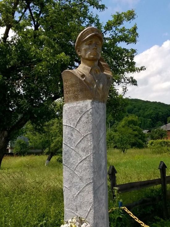 Памятник палачу евреев Долишняку.