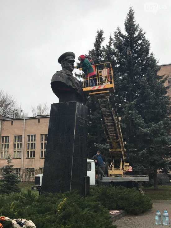 Вандалы облили бюст Жукова краской. Работники харьковских коммунальных служб восстанавливают памятник