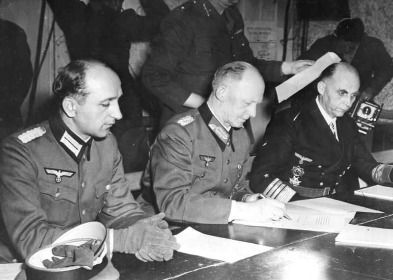 Генерал Йодль подписывает капитуляцию Германии в Реймсе 7 мая 1945 года