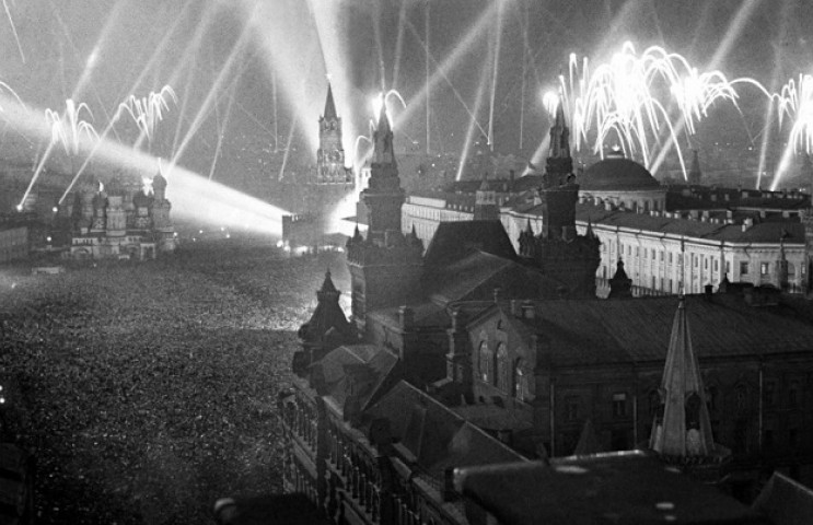 Красная площадь в Москве, 1945 год. Салют в честь победы над нацистской Германией