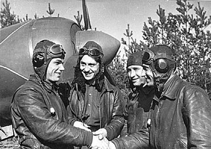 Иван Кожедуб (крайний слева) среди своих боевых товарищей.