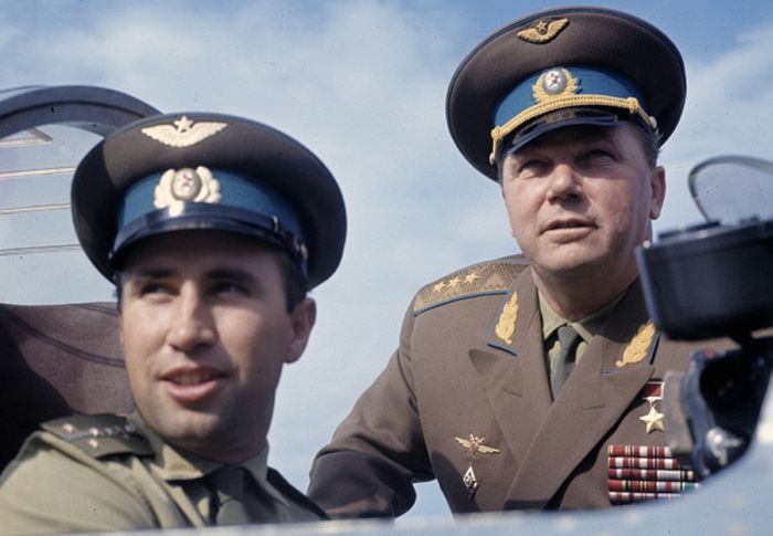 Генерал-полковник Иван Никитович Кожедуб с молодым пилотом на учениях, 1973 г.