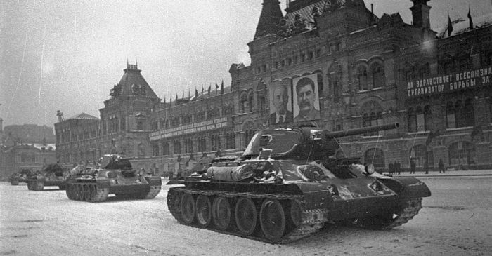 В параде 7 ноября 1941 года приняли участие 40 танков «Т-34», сразу же после завершения его ушедшие на фронт.