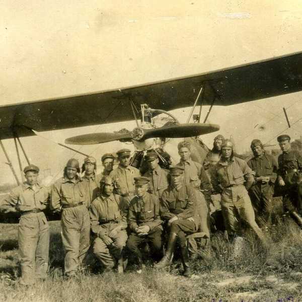  Инструкторы и курсанты возле самолёта У-2