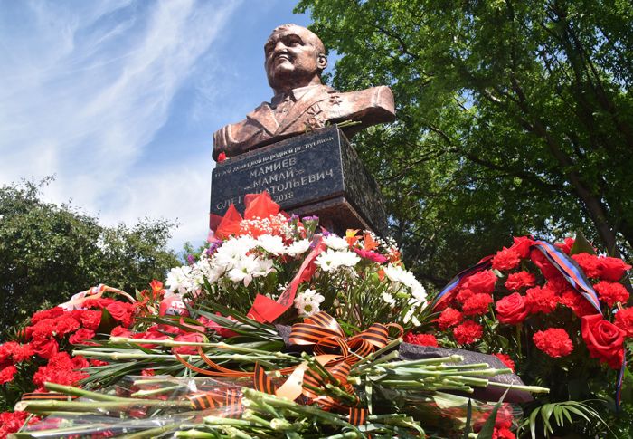 Памятник Олегу Мамиеву в ДНР