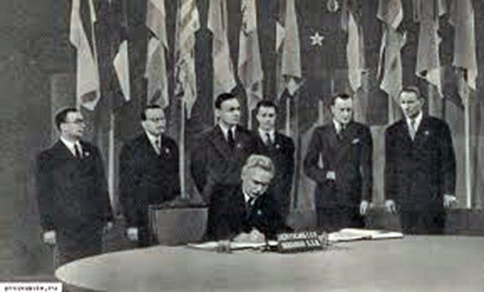 Мануильский подписывает устав ООН