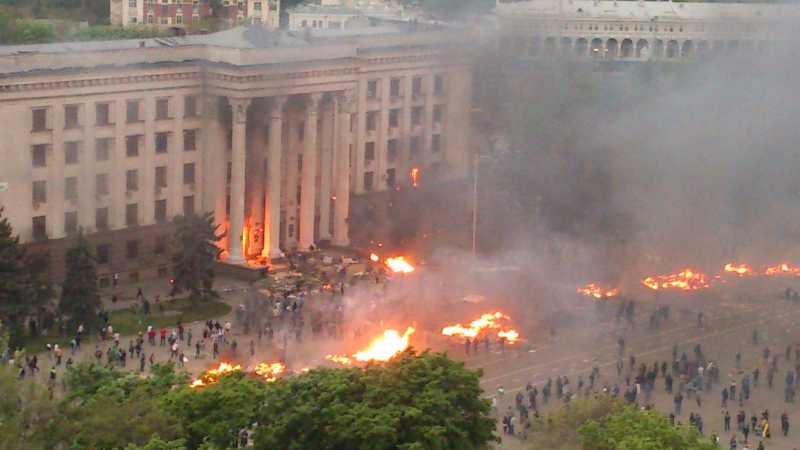 Горящий Дом профсоюзов в Одессе, 2 мая 2014 года