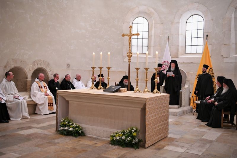 Варфоломей на совместном богослужении с католиками в аббатстве Нотр-Дам де Сент-Реми в Рошфоре