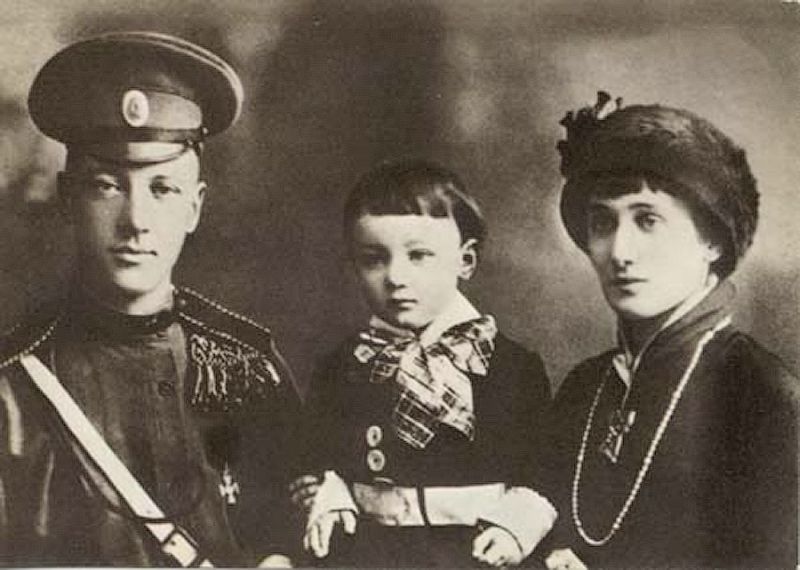 Анна Ахматова и Николай Гумилёв с сыном Львом