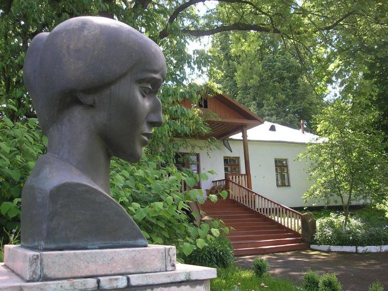 Памятник Ахматовой и мемориальный музей в Хмельницкой области