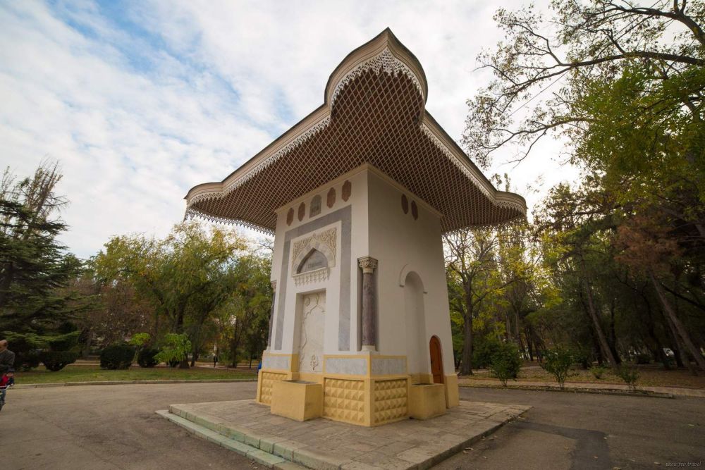 Фонтан-памятник «Доброму гению», Феодосия