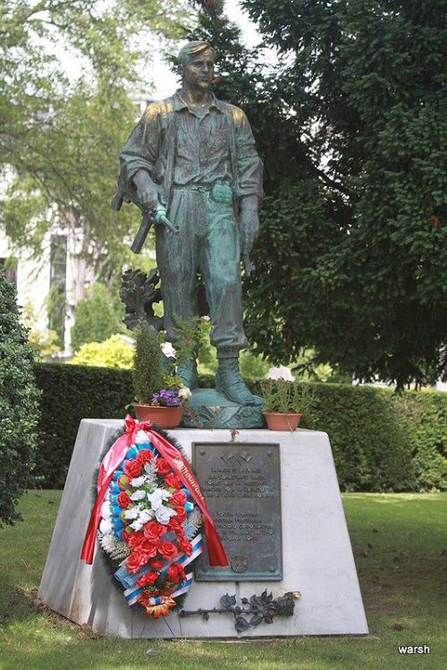 Памятник русским участникам движения Сопротивления на кладбище Пер-Лашез
