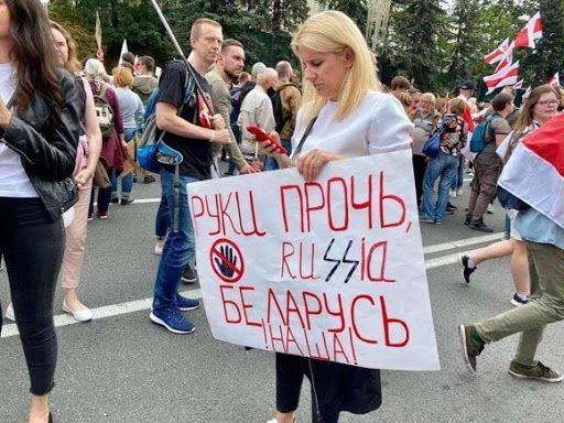 На белорусских протестах всё чаще появляются антироссийские лозунги