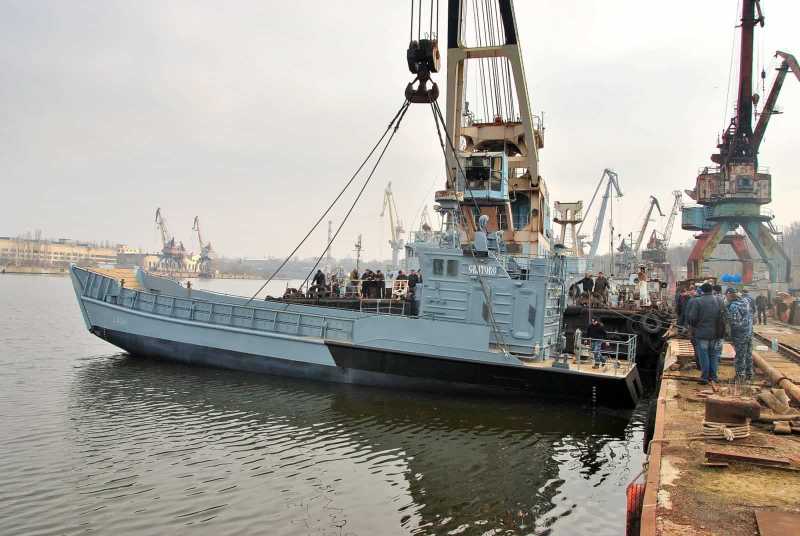 Спуск на воду отремонтированного десантного катера «Сватово»