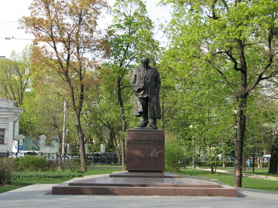 Памятник А. Твардовскому в Москве. Фото автора.