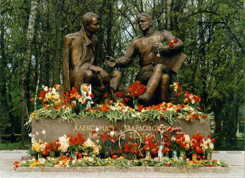 Памятник А. Твардовскому и В. Тёркину в Смоленске. Открыт в 1995 г.