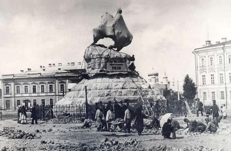 Окончание строительства памятника Хмельницкому