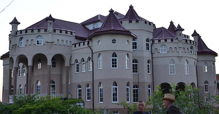 Дворцы в с. Нижняя Апша Тячевского района