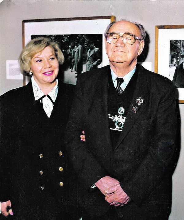Евгений Халдей и его дочь Анна на выставке, 1995 год