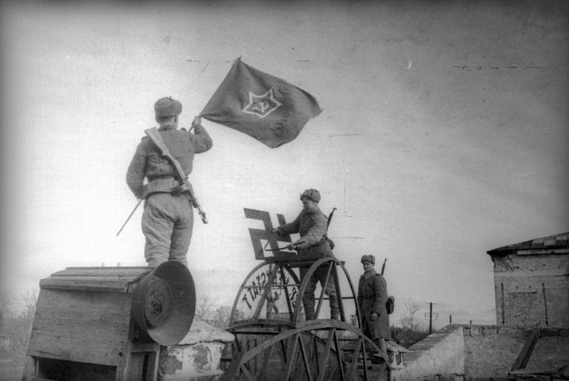 Бойцы РККА сбивают свастику с ворот завода в Керчи, фото Е. Халдея
