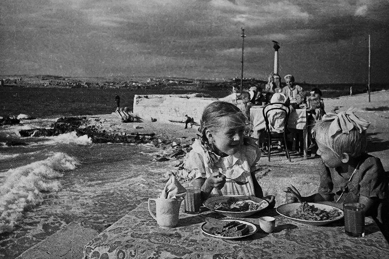 «Обед в детском саду у моря», Е. Халдей