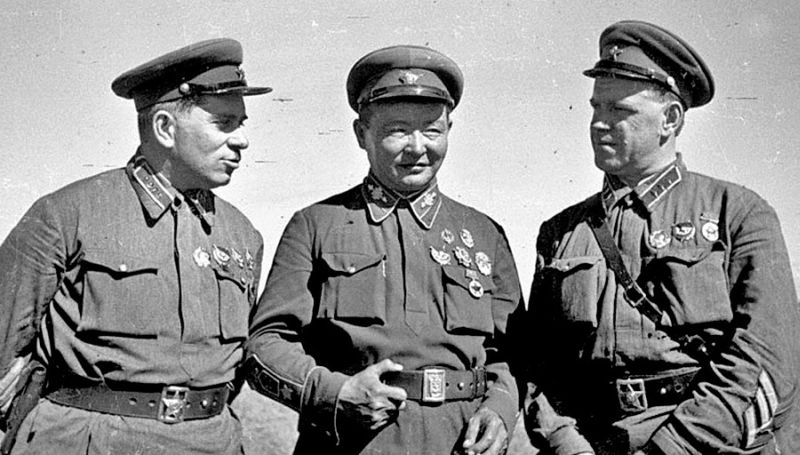 Слева направо: командарм 2-го ранга Г.М. Штерн, маршал Монгольской Народной Республики Х. Чойбалсан и командир корпуса Г.К. Жуков на командном пункте Хамар-Дабан (Монголия, 1939 г.)