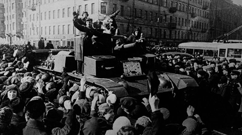 Население Бессарабии радостно встречает Красную Армию. Июнь 1940 г.