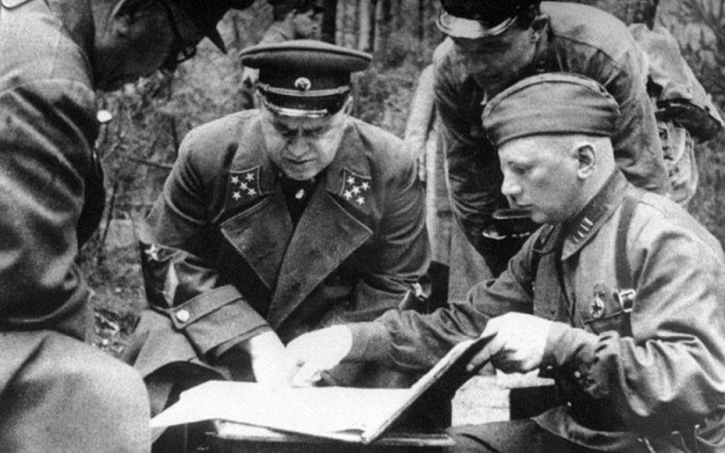 Командующий Резервным фронтом генерал армии Г.К. Жуков с офицерами на совещании на командном пункте под Ельней,1941 год