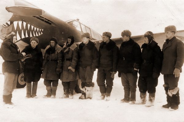 Лётчики 19-го Гвардейского ИАП у истребителя P-40