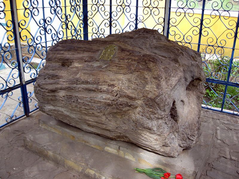 Часовня над гробницей старца Филиппа. Под красной кровлей  – окаменевший дуб