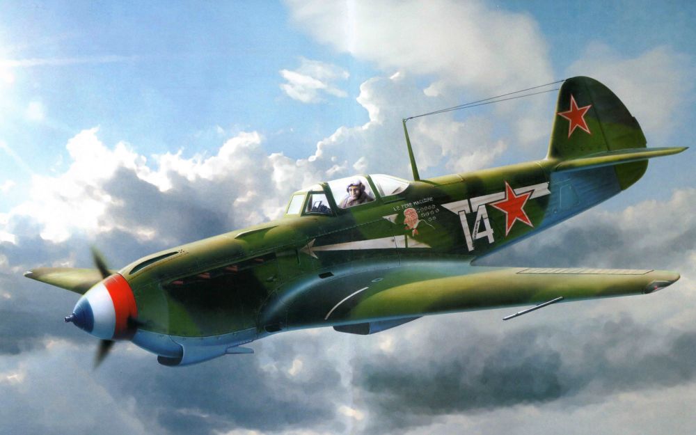 С 1943 года на Харьковском авиазаводе собирали одномоторный истребитель-бомбардировщик Як-9