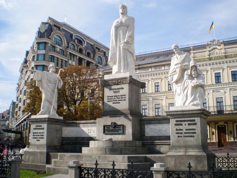 25 мая 1996 года был открыт восстановленный Памятник просвещению на Руси.