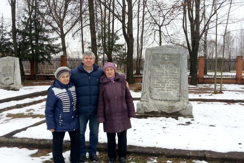 Внучки героя: Валентина Ивановна Пугачёва, Любовь Васильевна Изотова и правнук Сергей Кузьмин