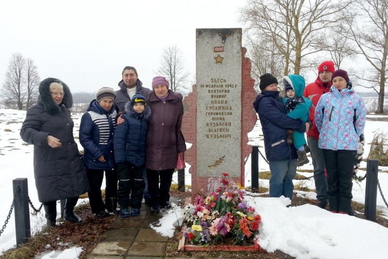 Потомки Матвея Кузьмина у мемориала на месте его подвига