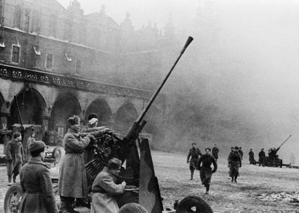 Советские артиллеристы на краковской ратушной площади.