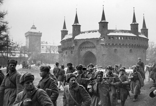 Советские воины на улицах Кракова.