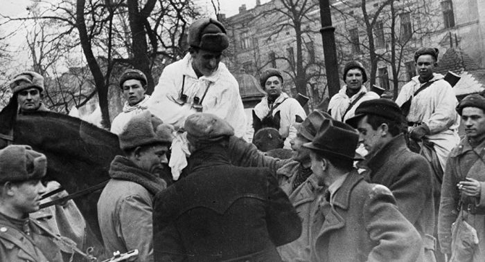 Поляки восторженно встречают советских освободителей